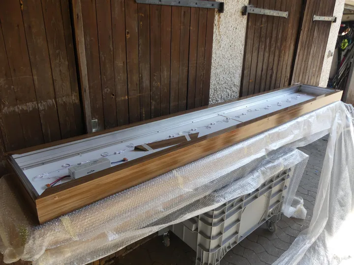 LED-Leuchtkasten in Holzoptik mit Aufdruck „königsbrunn“ Maße in cm ca. 300 x 45 x 10